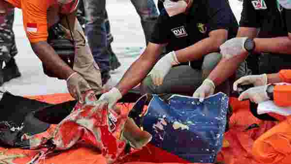 Endonezya'da denize düşen yolcu uçağına ait kara kutunun yeri tespit edildi