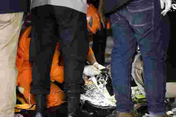 Endonezya'da düşen uçağın enkazı 4 ayrı noktaya dağıldı