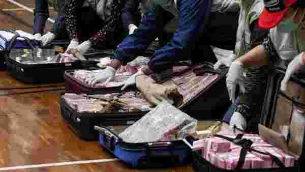Endonezya'da koronavirüs yardım fonunda yolsuzluğa karışan bakan bavullar dolusu parayla teslim oldu