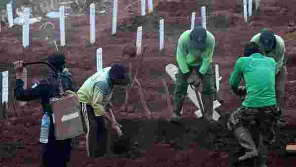 Endonezya'da maske takmayanlara koronadan ölenlerin mezarları kazdırıldı