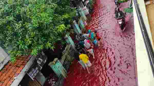 Endonezya'da sel atık boya ile karıştı, sokaklar kırmızıya büründü