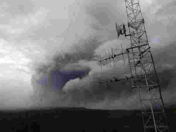 Endonezya için 2021 kabus gibi başladı: Uçak kazası ve depremden sonra şimdi de yanardağ patladı