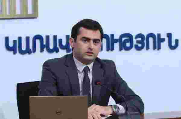 Ermeni Bakan kafede oturan gazeteciyi darbetti