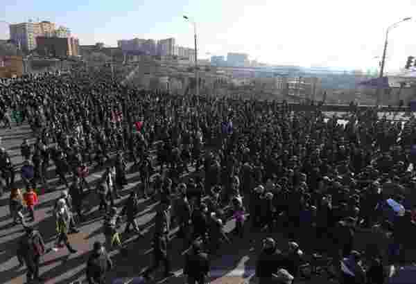 Ermenistan'da halktan Paşinyan'a protesto! Ezilme tehlikesi geçirdi