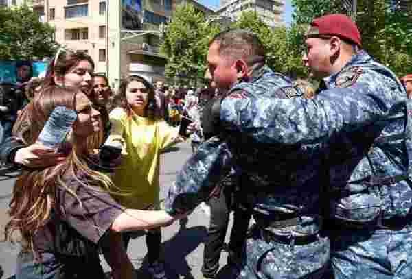Son dakika haberleri: Ermenistan'da muhalifler yolları kapattı: 286 gözaltı