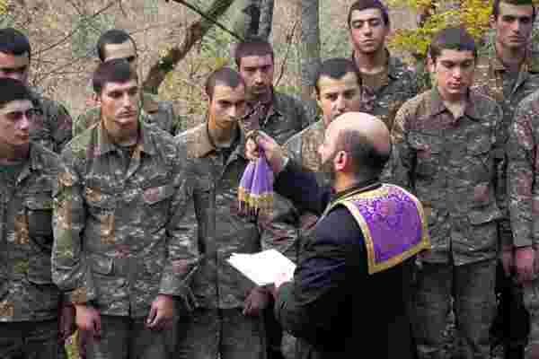 Ermenistan'da papazlar çocuk yaştaki askerleri vaftiz edip savaş meydanına sürüyor