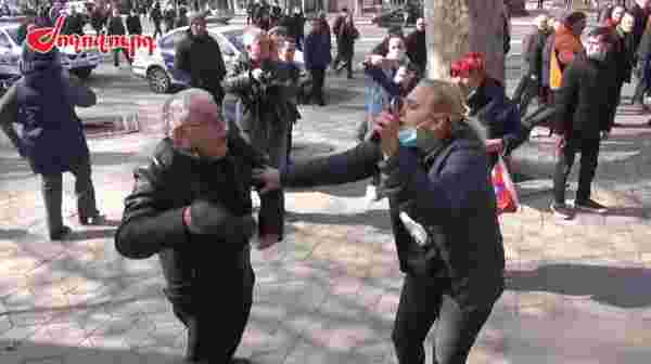 Ermenistan'da Paşinyan destekçileri ile karşıtları birbirine girdi
