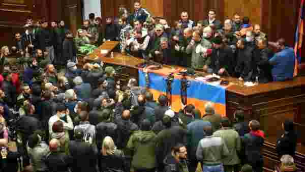 Ermenistan'da protestocular hükümet binasını basarak Paşinyan'ın odasına girdi