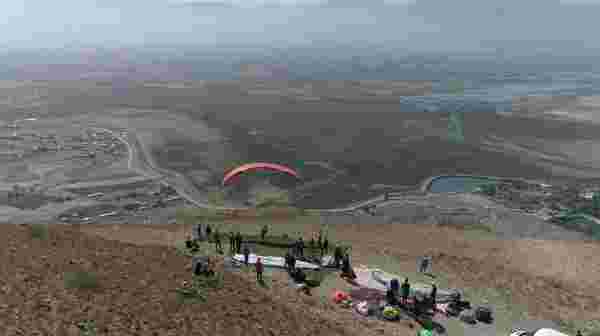 Erzincan’da yamaç paraşütü heyecanı sürüyor
