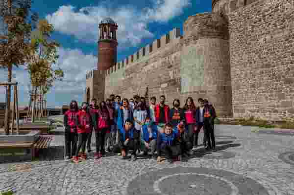 Erzurumlu öğrenciler kentteki tarihi mekanları gezdi
