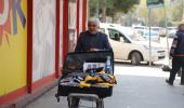 Erzurumlu seyyar satıcının 'Şener Şen' tiplemesi vatandaşı güldürüyor
