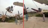 Taliban, ABD'ye ait askeri uçakların kanatlarını salıncağa çevirdi