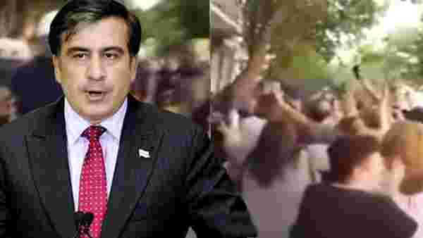 Eski Gürcistan Devlet Başkanı Saakashvili'ye Atina'da saldırı! Kafasından defalarca yumruklandı