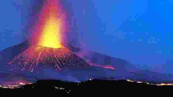 Etna Yanardağı'nda şiddetli patlama! Bölgeye taş ve kül yağdı