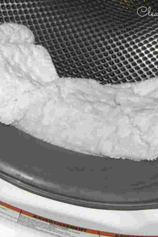 Çamaşır makinenizde biriken kirleri temizlemek için çamaşır suyu, sıcak su ve havlu kullanın.