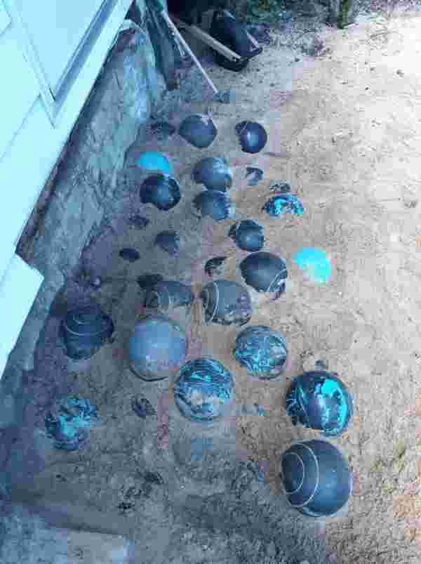 Evinin merdivenlerini yenilemek için yıkan adam, toprağa gömülü 160 adet bowling topu buldu
