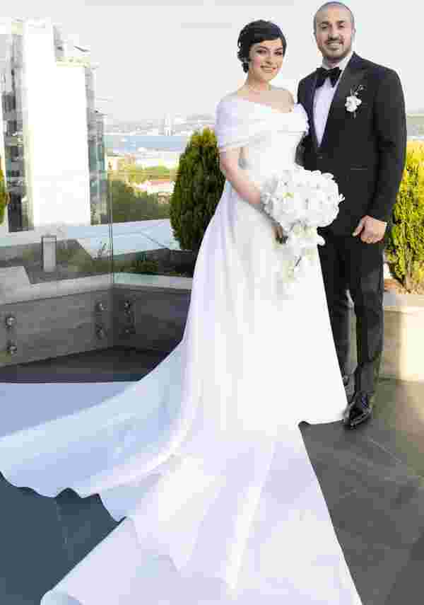 Ezgi Mola ve Mustafa Aksakallı apar topar evlendi