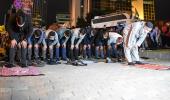 İsrail'in İstanbul Başkonsolosluğu önünde bir grup, Mescid-i Aksa saldırısını protesto ederek namaz kıldı