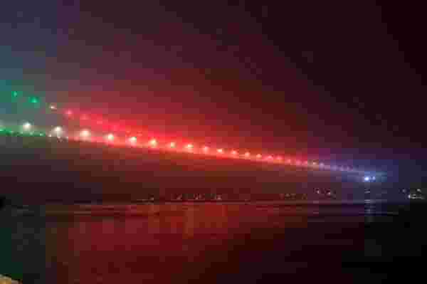 Fatih Sultan Mehmet Köprüsü, Azerbaycan bayrağı renklerine büründü