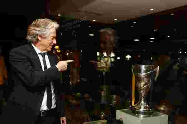 Fenerbahçe'den Jorge Jesus paylaşımı! Müzede kupayla verdiği manidar poza beğeni yağıyor