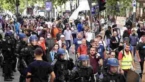 Fransa'da aşı karşıtları sokaklara döküldü! Siviller, protestoculara tepki gösterince ortalık savaş alanına döndü