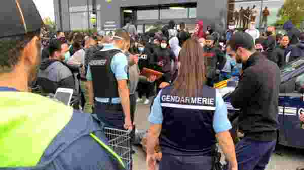 Fransa'da indirimli oyun konsolu izdihama neden oldu, polis gazla müdahale etti