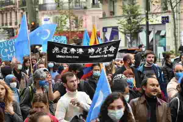Fransa'da Uygur Türkleri Çin'i protesto etti