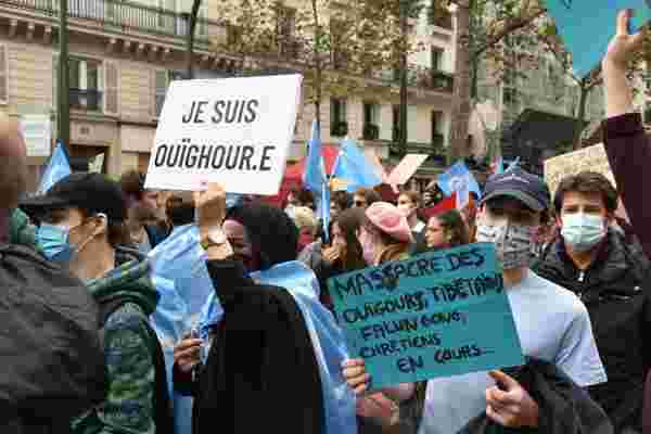 Fransa'da Uygur Türkleri Çin'i protesto etti