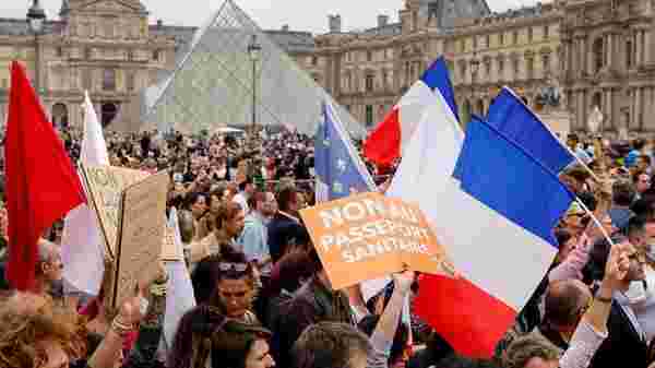 Fransa karıştırdı! Eylemciler, aşı merkezini ateşe verdiler