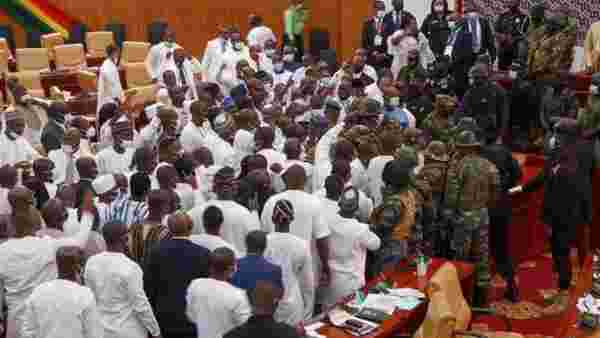 Gana Parlamentosu'ndaki Meclis Başkanlığı seçimi çatışmaya dönünce ordu müdahale etti