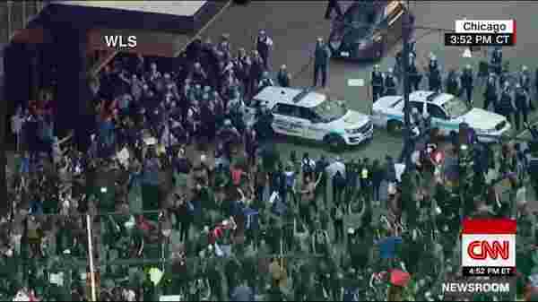 George Floyd protestoları ABD geneline yayılıyor! Chicago'da göstericiler polis arabalarına zarar verdi.