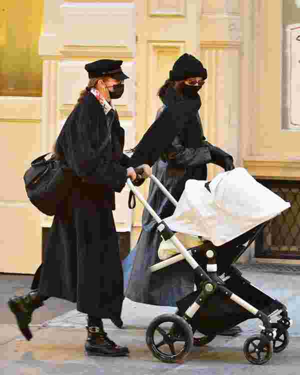 Gigi Hadid in bebeğiyle ilk sokak turu #1