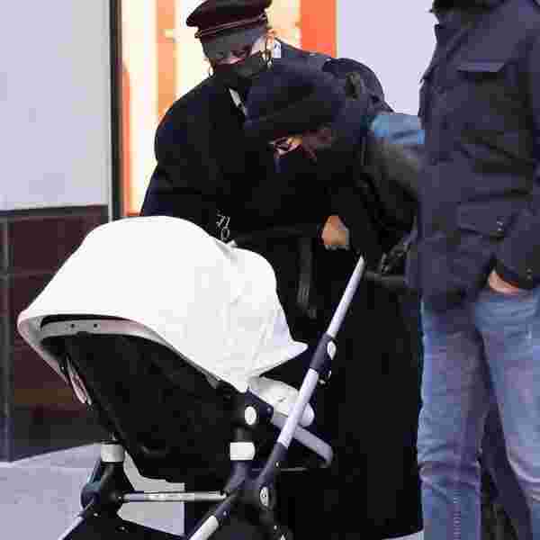 Gigi Hadid in bebeğiyle ilk sokak turu #3