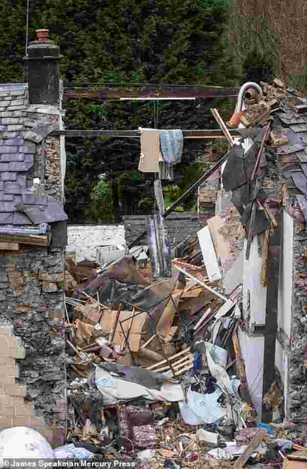 Görüntüler korkunç! Patlama sonrası içe doğru göçen ev, yaşlı kadının ölümüne sebep oldu