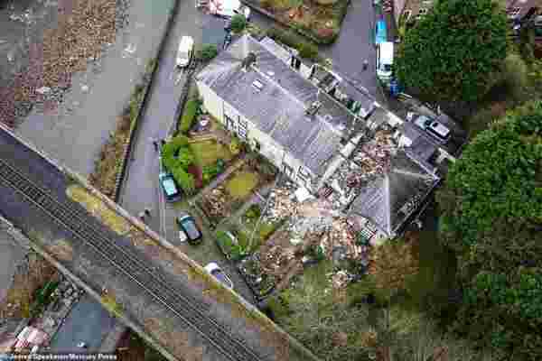 Görüntüler korkunç! Patlama sonrası içe doğru göçen ev, yaşlı kadının ölümüne sebep oldu