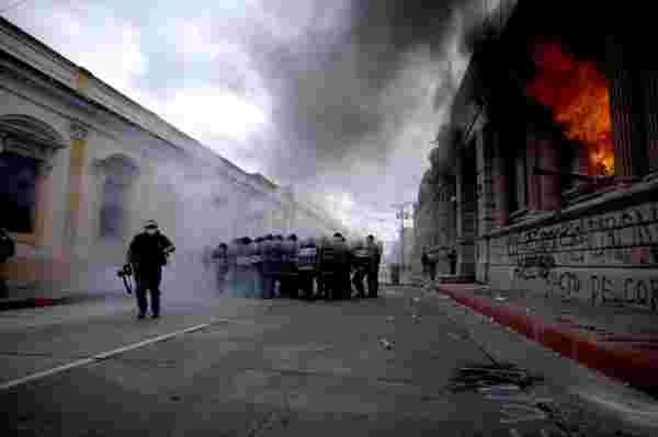 Guatemala'da hükümet karşıtı düzenlenen protestolarda Kongre binası ateşe verildi
