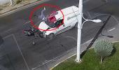 Hafif ticari aracın motosiklete çarptığı kaza kameraya yansıdı