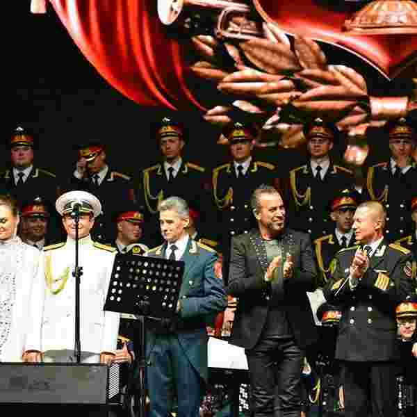 Haluk Levent, Rus Aleksandrov Kızılordu Korosu ile konser verdi #3
