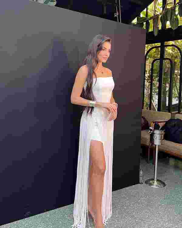 Hande Erçel, beyaz mini elbisesiyle poz verdi #2