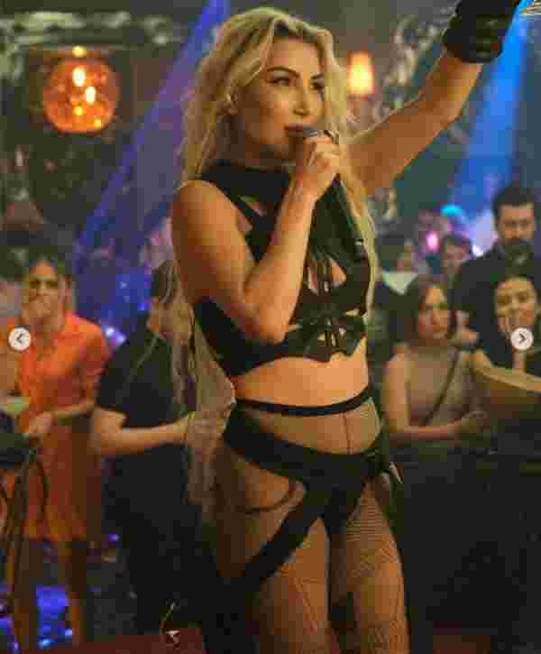 Hande Yener in Madonna tarzı #11