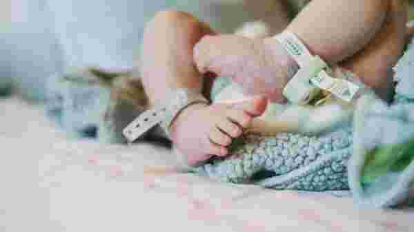 Hastane faturasını ödeyemen çiftin yeni doğan bebeği, doktor tarafından satıldı