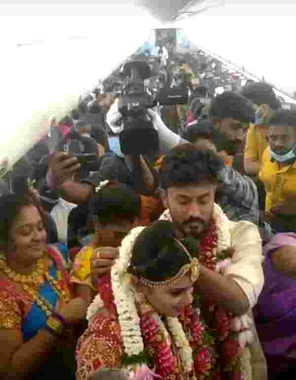 Hindistan'da bir çift, korona kısıtlamalarından kaçmak için uçakta düğün yaptı