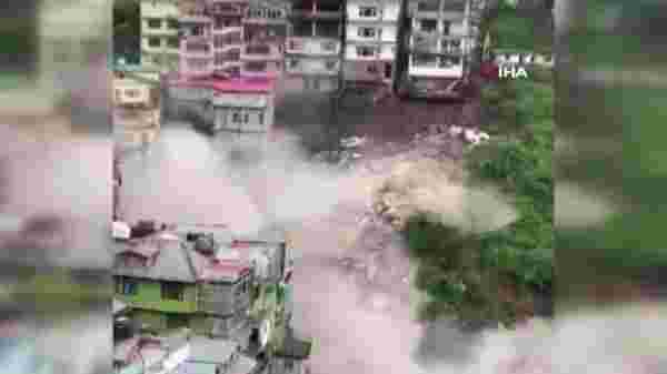 Hindistan'da çok katlı bina toprak kayması sonucu yıkıldı