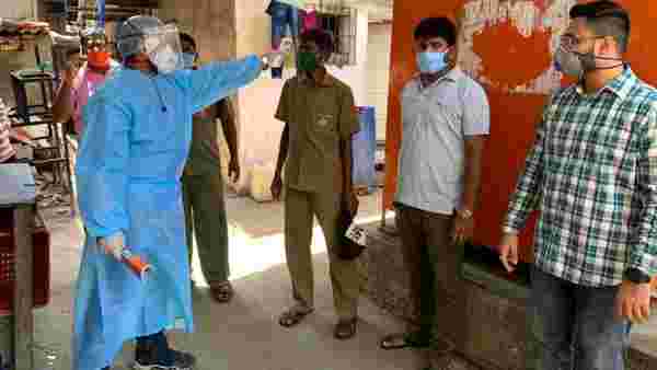 Hindistan'ın Mumbai şehrindeki yoksul halkın yarısı koronavirüse yakalandı