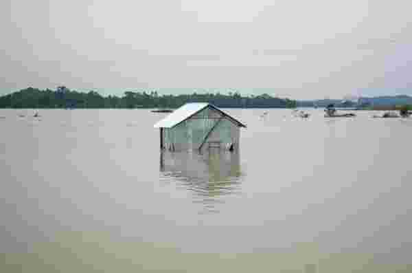 Hindistan ve Bangladeş'teki sel, heyelan ve fırtınalarda en az 57 kişi öldü