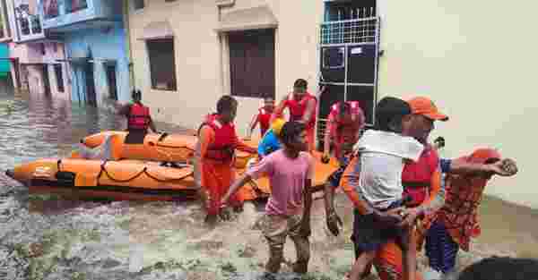 Hindistan ve Nepal sele teslim! Ev ve yolların yerle bir olduğu felakette 116 kişi hayatını kaybetti