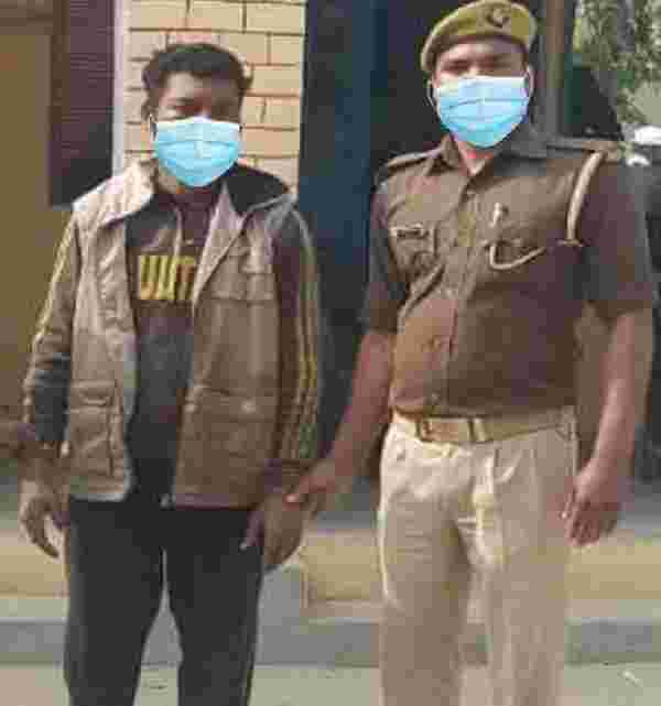 Hint polisi, gözaltı fotoğrafına fotoşopla maske ekleyince alay konusu oldu