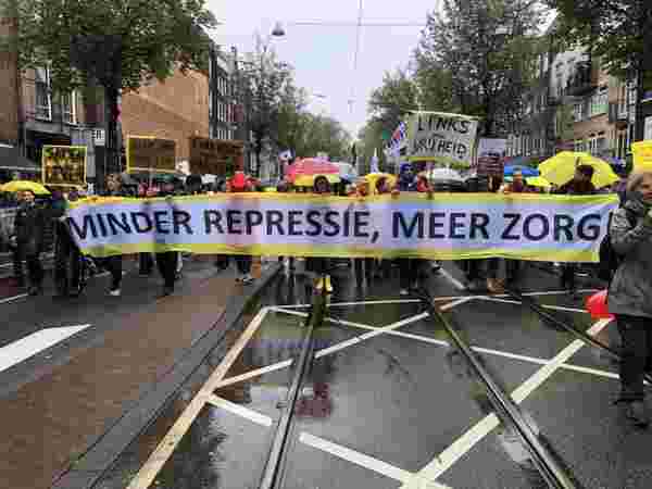 Hollanda'da Korona Kartı uygulaması protesto edildi
