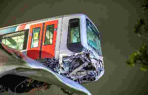 Hollanda'da metroda kaza: Tren 7,5 metre yükseklikte asılı kaldı