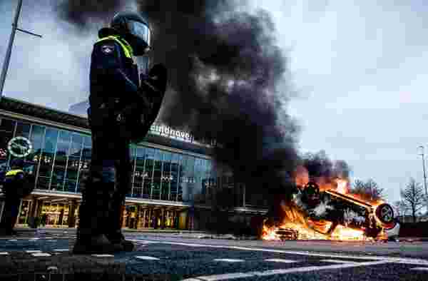 Hollanda'da sokağa çıkma yasağı protestoları sonrası 15 kentte acil durum ilan edildi